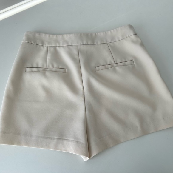 F21 white dress shorts, size M - Picture 6 of 7
